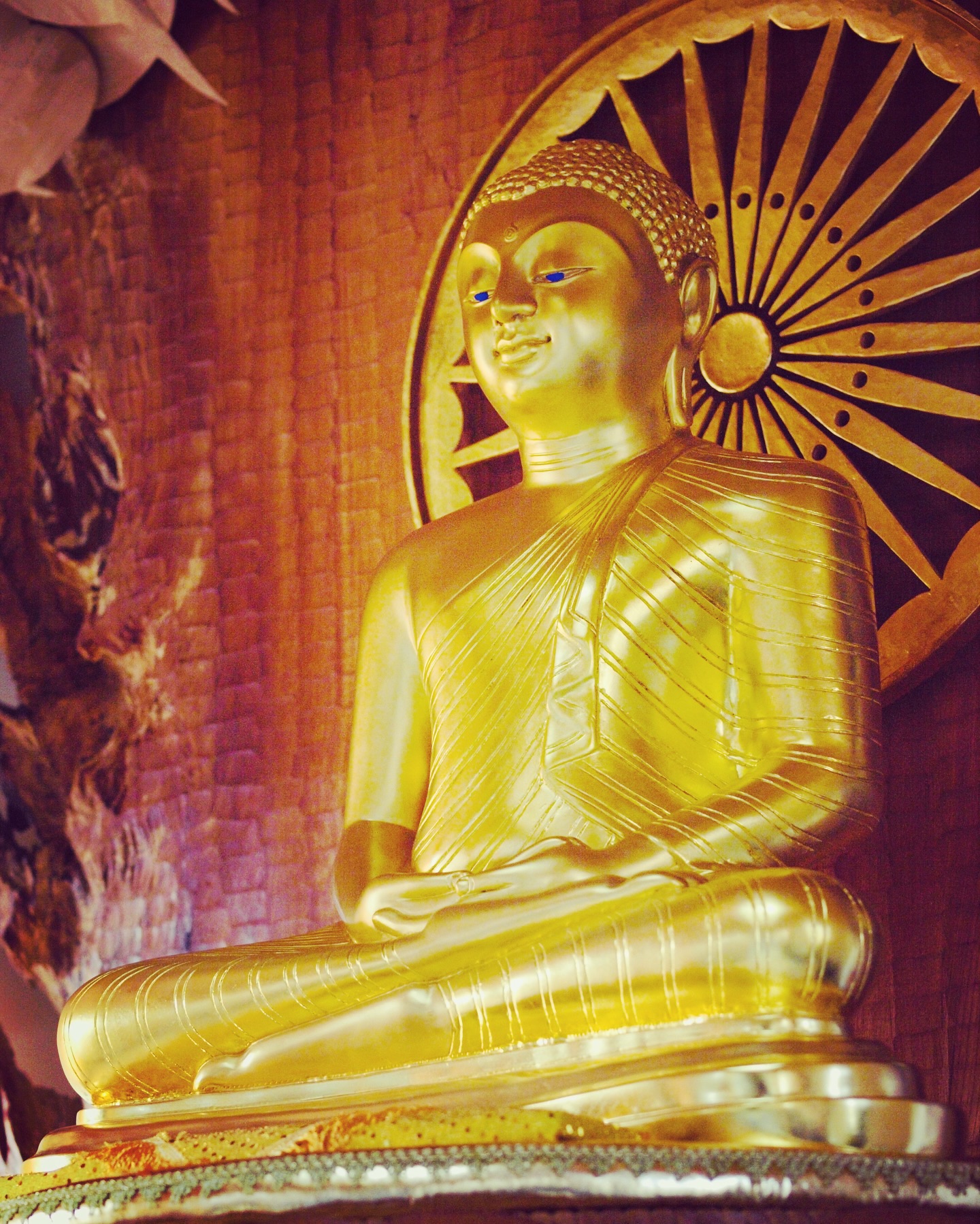 案内｜3月20日（金･祝）午前9時30分「関西瞑想会」マーヤーデーヴィー精舎 ※初めての方へ瞑想指導あり

　兵庫県三田市にあるマーヤーデーヴィー精舎で行われる瞑想会です。予約不要でどなたでも参加していただけます。午前は法話配信があります。昼休憩を挟み、午後からは初めての方への瞑想指導もございます。慈悲の瞑想の実践と、ヴィパッサナー瞑想という気づき・実況中継による自己観察の訓練で心を育ててみましょう。どうぞ、ご参加ください！お待ちしております。※ヤサ長老指導

慈悲の瞑想ってなに？
ヴィパッサナー瞑想ってなに？

◆当日のスケジュール　※予約不要、参加費お布施（喜捨）
09:30～ 読経・慈悲の瞑想
10:00～ 法話中継（スマナサーラ長老）
　　　　※通信状況により内容が変更になる可能性あり
11:30～ 昼休憩
13:20～ 参加者集合、読経
13:30～ ワンポイント法話と質疑（ヤサ長老）
14:30～　初めての方へ瞑想指導（ヤサ長老）、自主瞑想
18:30　　読経・廻向の文、終了

　当日、一般には駐車場はご利用いただけません。お車でお越しの方は、各自で周辺の駐車場をご利用ください。また近隣へのご迷惑にならないよう、ご注意ください。よろしくお願いいたします。

●地図：http://j-theravada.com/about/vihara/#sect-3
〒669-1525　兵庫県三田市対中町21-2

▼お問い合わせ「マーヤーデーヴィー精舎」まで
　電話：079-506-0003 　
　メール：mayadevi@zeus.eonet.ne.jp

生きとし生けるものが幸せでありますように
#jtba #仏教 #瞑想 #心