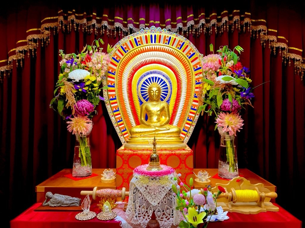 精舎日記

明日から年末年始の宿泊仏教実践会が始まります。今日は準備😁お花のお布施がありました。

生きとし生けるものが
幸せでありますように
#jtba #仏教 #おしゃかまさま