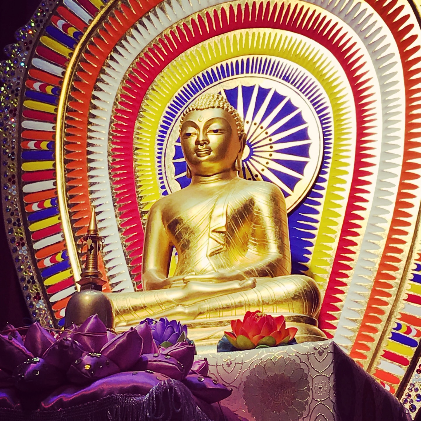 新年のご挨拶｜２０２６年（令和８年）謹賀新年

Namo Tassa Bhagavato Arahato Sammā Sambuddhassa.
阿羅漢であり、正自覚者であり、福運に満ちた世尊に、私は敬礼（きょうらい）し奉る

みなさま
あけまして おめでとうございます
本年もよろしくお願いいたします

マーヤーデーヴィー精舎では年末年始の「宿泊仏教実践会」が行われています。皆さん、ヴィパッサナー実践に励まれています。スタッフも皆さんご尽力くださっています。ありがとうございます。お釈迦様の教えに従い、今後も修行に励みましょう！早くも目的に達することができますように！

●唯一確かな現実
命を賛嘆したり、褒め称えたりしている場合ではありません。計り知れない価値のあるものだと勘違いして、儚い命に執着している場合ではないのです。誕生が起きてから、どんな瞬間であれ、人は死んでしまう可能性があります。死は確実です。ですから、今の瞬間で生きていられるということは、文字通りに「有り難い」ことなのです。

「いまの瞬間は、こころが清らかである。貪瞋痴は無い。嫉妬・怒り・悩み・苦しみは無い。いまの瞬間のこころは、慈しみで満たされている。すべての現象が無常であると観察できる能力がある」このように言える生き方であるならば、有意義に生きたことになるのです。
https://j-theravada.com/dhamma/kantouhouwa/kantou281/

●老いて老いて、死に至る
Animittaṃ anaññātaṃ maccānamidha jīvitaṃ
Kasirañ ca parittañ ca, tañ ca dukkhena saññutaṃ.
アニミッタン　アナンニャータン　マッチャーナミダ　ジーヴィタン
カシラン チャ　パリッタン チャ　タン チャ　ドゥッケーナ　サンニュタン
徴（しるし）もなし。予告もなし。この世の人の命というものは、
惨 （みじ）めなもの。 儚（はかな）いもの。その上、苦しみに陥っている。

Na hi so upakkamo atthi, yena jātā na miyyare,
Jaram pi patvā maraṇaṃ, evaṃ dhammā hi pāṇino.
ナ ヒ ソー　ウパッカモー アッティ　イェーナ ジャーター　ナ ミッヤレー
ジャラン　ピ　パトゥワー　マラナン　エーワン　ダンマー　ヒ　パーニノー
生まれた者が死なずにすむ、その手立ては何もなし。
「老いて老いて、死に至る」。生きるものにはこのきまり（「箭経」Salla suttaṃより）
https://j-theravada.com/world/sutta/sutta-09/

仏法僧の祝福がありますように　Mayadevi office 松原
生きとし生けるものが幸せでありますように
#jtba #2026年 #新年 #正月