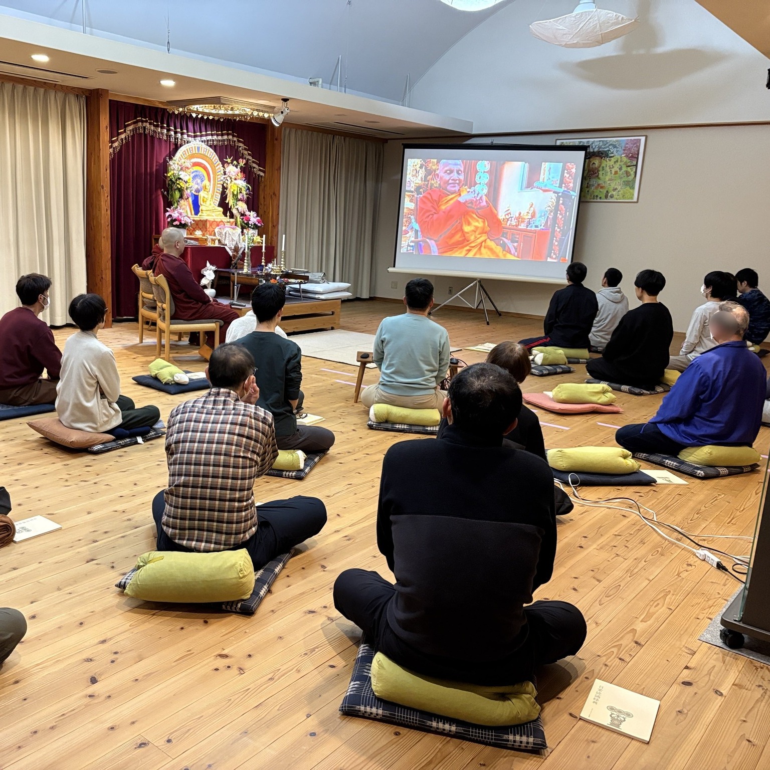 12/28（日）からマーヤーデーヴィー精舎では年末年始宿泊仏教実践会が行われています。毎日だいたい宿泊15名と日帰り8名ぐらいの方々が参加されています。

朝から自主瞑想ができます。午後にヤサ長老との個人面談の機会があります。それから、夕方5時からオンラインにてスマナサーラ長老のご法話が中継されます。

今日1/3（土）は最終日です。ご興味のある方はどうぞご参加ください。

https://mayadevi.j-theravada.com/20251228-buddhist-retreat-daily/

#jtba #宿泊仏教実践会 #仏教  #瞑想 #ヴィパッサナー